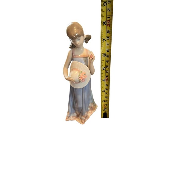 Lladro - Retired Muchacha Adorando Pamela - Courtney 05648 - Picture 6 of 6